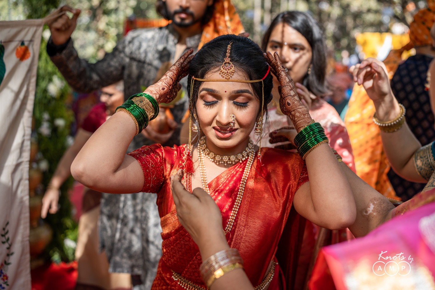 40+ Stylish Maharashtrian Bridal Looks That We Have A Crush On! | Indian  bride photography poses, Indian wedding couple photography, Indian wedding  poses